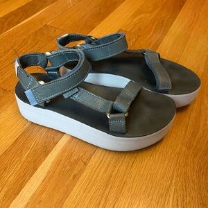 Teva Flatform Universal platform sandals in grey size 7